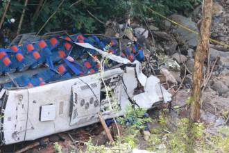 El bus rodó por un abismo y quedó totalmente destrozado. FOTO: MANUEL SALDARRIAGA 