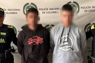 Capturados por distribuir panfletos intimidatorios en Itagüí. FOTO: POLICÍA METROPOLITANA 