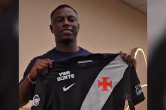 Marino Hinestroza sujetando la camiseta de Vasco Da Gama. FOTO: VASCO DA GAMA