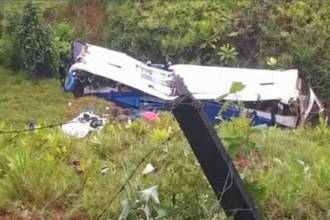 Así quedó el bus accidentado en el sector Alto del Águila en Puerto Berrío. FOTO: TOMADA DE FACEBOOK 