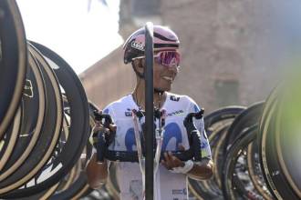 El ciclista colombiano Nairo Quintana en el pasillo de honor en su despedida. FOTO: MOVISTAR TEAM