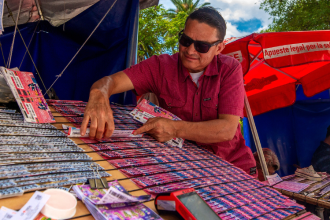 Venta de loterías en Medellín. FOTO: CAMILO SUÁREZ