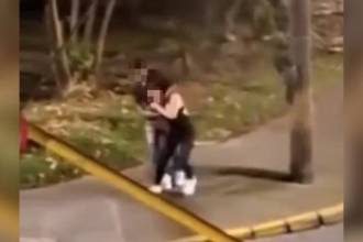 Momento captado en cámara cuando la mujer fue agredida por quien sería su pareja. /FOTO: CAPTURA DE VIDEO DENUNCIAS ANTIOQUIA