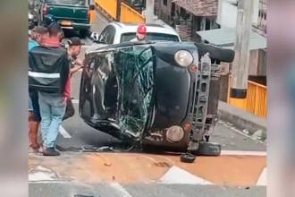 Así quedó el carro tras la pérdida de control del conductor. FOTO: CAPTURA DE PANTALLA TOMADA DE CHISME FRESCO MEDELLÍN