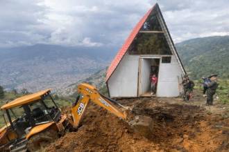 Obra demolida en Santa Elena por fallo policial. FOTO: ALCALDÍA DE MEDELLÍN