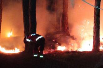 El Cuerpo de Bomberos Bello acudió al llamado de la comunidad y logró extinguir el incendio en un lapso de 2 horas. FOTO: FACEBOOK ALCALDÍA DE BELLO.