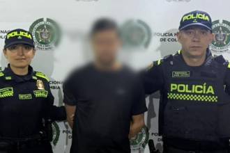 Procedimiento de captura contra el presunto responsable. FOTO: CORTESÍA POLICÍA METROPOLITANA DEL VALLE DE ABURRÁ