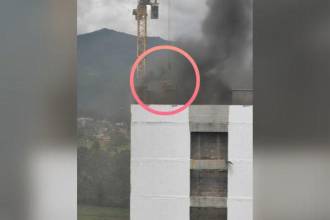 Se usó una torre grúa para rescatar a un trabajador. / FOTO: CAPTURA DE VIDEO - TIKTOK: jorgerojas16052001