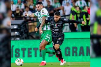 Edwin Cardona (izq.) disputa la pelota en partido vs. Once Caldas. / FOTO: ARCHIVO - JAIME PÉREZ