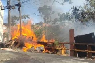 El incendio afectó cables y enseres abandonados. FOTO: CORTESÍA DENUNCIAS ANTIOQUIA