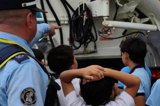 Los menores escuchan con atención las indicaciones del agente de tránsito. FOTO: CORTESÍA 