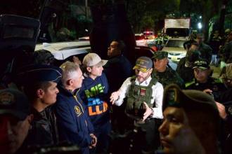 El presidente Abelardo de la Espriella, Andrés Julián Rendón, gobernador de Antioquia, y Federico Gutiérrez, alcalde de Medellín, estuvieron esta madrugada en el megaoperativo. FOTO: GOBERNACIÓN DE ANTIOQUIA