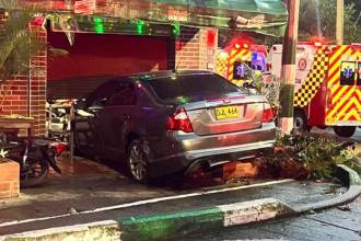 Así quedó el carro tras el impacto de frente. FOTO: CORTESÍA DENUNCIAS ANTIOQUIA