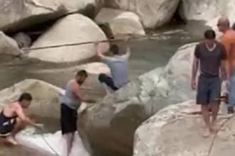 Recuperación del cuerpo en el río Cocorná. FOTO: CAPTURA DE VIDEO TOMADA DE MIORIENTE
