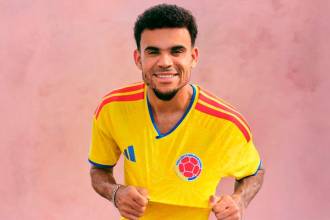 Luis Díaz fue el modelo de la nueva camiseta de la Selección Colombia para el Mundial de 2026. /FOTO: FCF