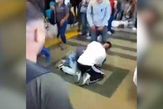 Momento de la pelea captada en video. FOTO: CAPTURA DE VIDEO REDES SOCIALES