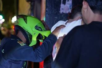 La Policía realizó revisiones de antecedentes y requisas a varias personas. FOTO: CORTESÍA ALCALDÍA DE MEDELLÍN