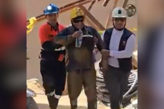 Momento en que uno de los mineros salía del socavón con ayuda de organismos de socorro. /FOTO: CAPTURA DE VIDEO AGENCIA NACIONAL DE MINERÍA
