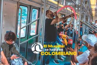 Por casi 10 minutos, los usuarios del metro en la capital mexicana se entretuvieron con los actos presentados por este mago improvisado que se rebusca la vida en esta ciudad. FOTO: JUAN ANTONIO SÁNCHEZ