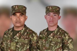 Soldados profesionales Janier David Montiel González (Izq.) y Cristian José Mendoza Ozuna (Der.) Qepd. FOTO: CORTESÍA EJÉRCITO NACIONAL