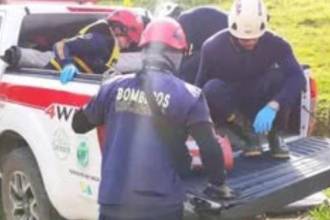 Atención del Cuerpo de Bomberos San Carlos tras la muerte de Milton García en Balneario El Chispero de San Carlos. FOTO: CORTESÍA ALCALDÍA DE SAN CARLOS