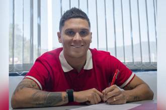 Juan Fernando Quintero firmando como nuevo jugador del DIM. FOTO: DIM 