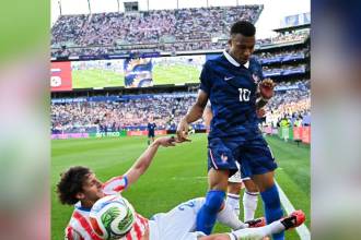 Cruce entre Matías Galarza (Izq.) y Kylian Mbappé (Der.) por los octavos de final. FOTO: TOMADA DE X @BRFOOTBALL
