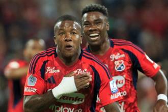 Francisco Chaverra (adelante) el autor del segundo gol del DIM y John Montaño (atrás) el asistidor. FOTO: CAMILO SUÁREZ