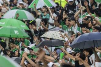 La fiesta comenzó desde temprano afuera del estadio y el ingreso tendrá control y acompañamiento de la Fuerza Pública. FOTO: CAMILO SUÁREZ