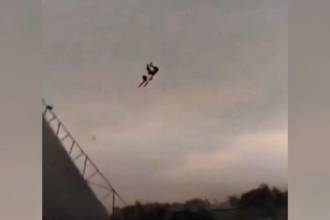 Un hombre salió despedido por los aires cuando un techo se desprendió. “Estuve al menos a 12 metros de altura”, contó después. FOTO: CAPTURA DE VIDEO X @ALERTAMUNDONEWS