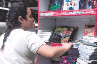 En El Hueco ya comenzaron a organizar los mostradores con los cuadernos para la temporada escolar que empieza. FOTO: LAURA ROSA JIMÉNEZ