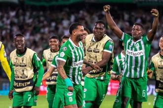 Con la euforia que significa ser finalistas celebraron los jugadores verdolagas el paso a disputar un título más. FOTOS: JUAN ANTONIO SÁNCHEZ