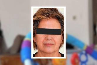 La mujer continúa detenida mientras se adelantan los trámites de su extradición a México. FOTOS: UNIVISIÓN (FONDO) Y X @FISCALIACDMX (DETALLE)