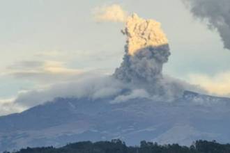 Así se ve desde Popayán la emisión de cenizas en el volcán Puracé. FOTO: NOTITARDE