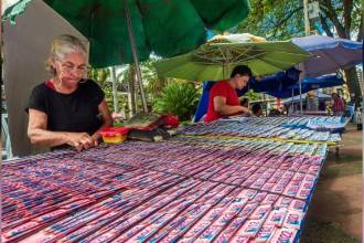 Venta de loterías en Medellín. FOTO: CAMILO SUÁREZ
