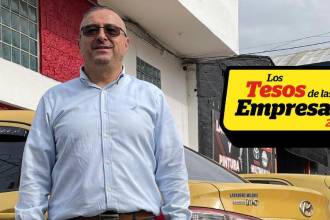 Francisco Edward Quintero Restrepo posa con orgullo al lado de los amarillos. Es un apasionado de los carros en general. FOTOS: JAIDER ESCOBAR