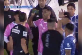 El momento exacto en el que el jugador le muestra el celular al árbitro por una jugada polémica. FOTO: CAPTURA DE PANTALLA TRANSMISIÓN LPD PLAY 