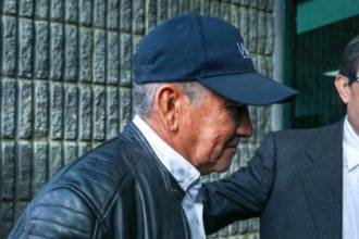 Su abogado defensor (der.) renunció, lo cual requirió reprogramar la indagatoria. FOTO: AFP