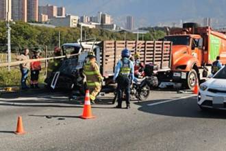 La movilidad colapsó en el sector mientras las autoridades atendían la emergencia. FOTO: CORTESÍA DENUNCIAS ANTIOQUIA
