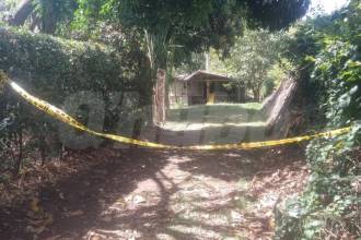 Por esta calle de la vereda transitaba la víctima con su hija cuando fue asesinada. FOTO: GUILLERMO OSPINA