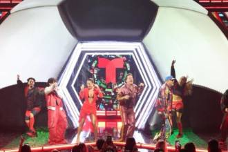 Presentación en vivo de la canción ‘Somos más’ en la gala de los Billboard 2025, con Carlos Vives como protagonista. /FOTO: X@TELEMUNDOCHI