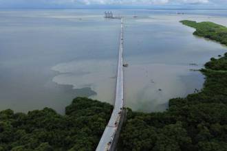 Las playas del Urabá antioqueño han reflejado el impacto del huracán Melissa con sus fuertes oleajes. / FOTO: MANUEL SALDARRIAGA