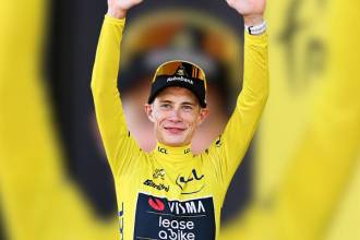 El ciclista danés Jonas Vingegaard se quedó con la primera etapa del Tour de Francia 2026. FOTO: TOMADA DE ESPN CICLISMO