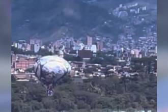 Este es el globo que cayó a la pista del Olaya Herrera el pasado 22 de marzo y que puso en riesgo la operación aérea. FOTO: CAPTURA DE VIDEO X @AEROPUERTOEOH
