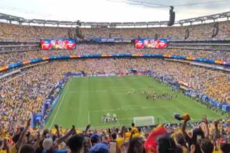 Los ecuatorianos coreando la canción ‘Nuestro Juramento’ de Julio Jaramillo en el New York Stadium tras clasificación a la siguiente ronda del Mundial. FOTO: @JDNALTON
