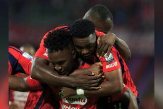 José Ortiz (abajo) celebra con Francisco Chaverra (arriba) su gran noche, en la que anotó dos goles que le dieron vida al Poderoso en la Liga. FOTO: CAMILO SUÁREZ