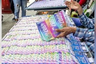 Venta de lotería en el centro de Medellín. FOTO: JUAN ANTONIO SÁNCHEZ 