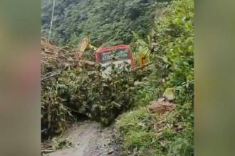 El vehículo quedó atrapado en medio del lodo cuando parte de la montaña cedió de manera repentina. FOTO: CAPTURA DE PANTALLA VIDEO USUARIO