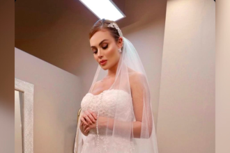 La presentadora se midió varios vestidos de novia. /FOTO: CAPTURA DE VIDEO