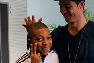 El propio Kylian Mbappé subió en sus redes sociales una foto de su infancia en la que posa al lado de Cristiano Ronaldo. FOTO: @KMbappe